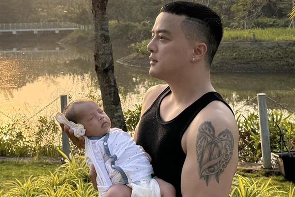 Cao Thái Sơn hát khi bế con, tập gym, chạy bộ để bền bỉ, sung sức lúc đi diễn-9