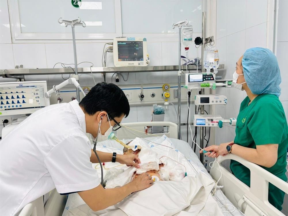 Laptop phát nổ, mảnh găm chi chít vào mặt bé trai đang học bài-1