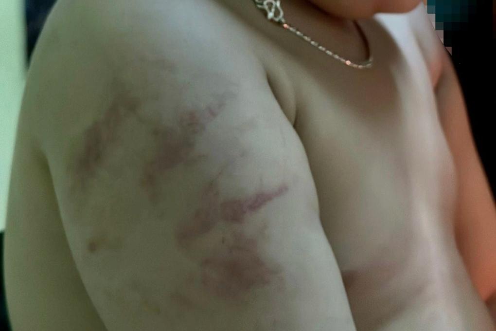 Xôn xao clip bé gái 3 tuổi bị bé trai hàng xóm đánh liên tiếp trong phòng-2