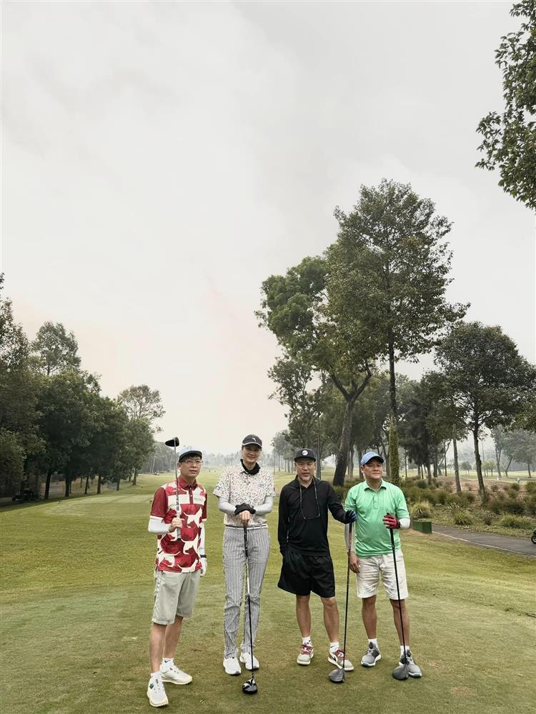 Hoa khôi Kim Huệ chăm tập golf sau khi giải nghệ, thân hình 1m82 lấn át cánh đàn ông-1