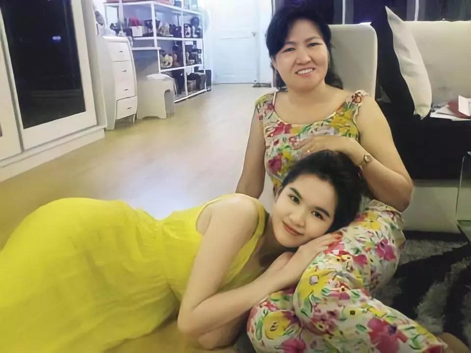 Mẹ kế Ngọc Trinh nghẹn ngào ngày gặp lại con gái, tiết lộ một điều đầy xót xa trong 3 tháng xa cách con-4
