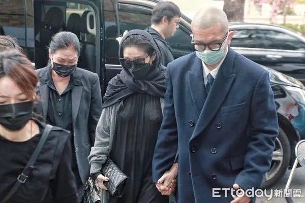 Bị chỉ trích vì mặc trang phục xuyên thấu đến tang lễ, đại diện Từ Hy Viên lên tiếng-1