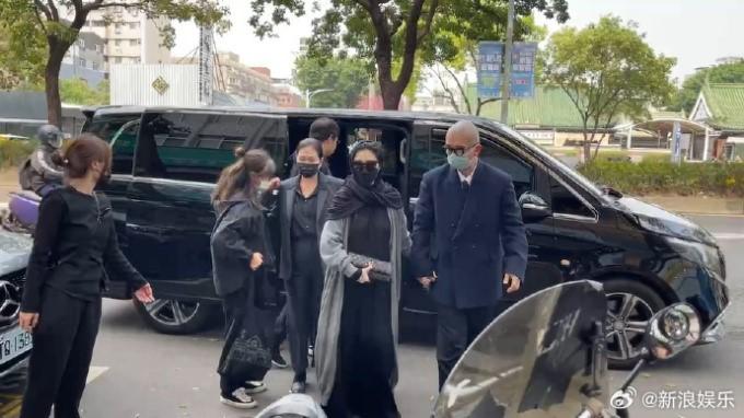 Bị chỉ trích vì mặc trang phục xuyên thấu đến tang lễ, đại diện Từ Hy Viên lên tiếng-2