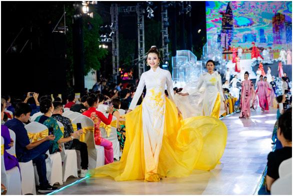 NTK Vũ Thảo Giang trình diễn khai mạc Lễ Hội Áo dài TP HCM-1