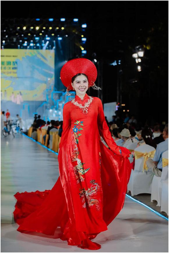 NTK Vũ Thảo Giang trình diễn khai mạc Lễ Hội Áo dài TP HCM-5