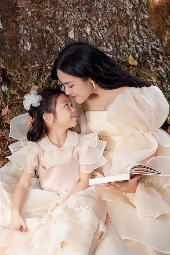 Con gái O Sen Ngọc Mai chuyên nghiệp khi đóng MV cùng mẹ-2