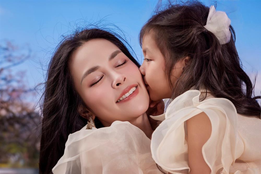 Con gái O Sen Ngọc Mai chuyên nghiệp khi đóng MV cùng mẹ-3