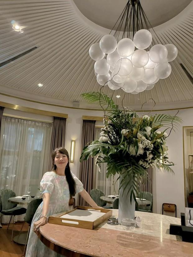 MC VTV hộ tống con gái 12 tuổi sang Singapore hiện thực hóa ước mơ: Sở hữu cặp vé VIP quyền lực, check-in khách sạn 5 sao nức tiếng-10