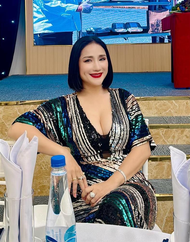 Bị chê ăn mặc phản cảm, MC Cát Tường nói gì?-1