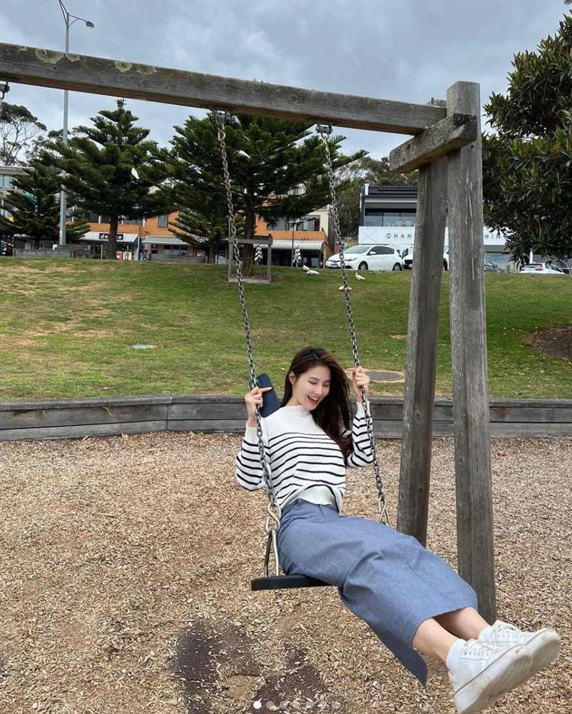 Diễm My 9X lấy chồng xong bạo hơn hẳn: Xăm kín tay, mang tất lưới chụp ảnh gợi cảm-1