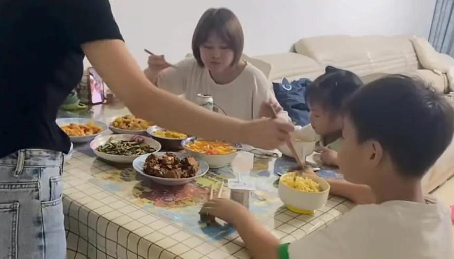 Hai mẹ đơn thân rủ nhau sống chung Gia đình 4 người hạnh phúc vô cùng-2