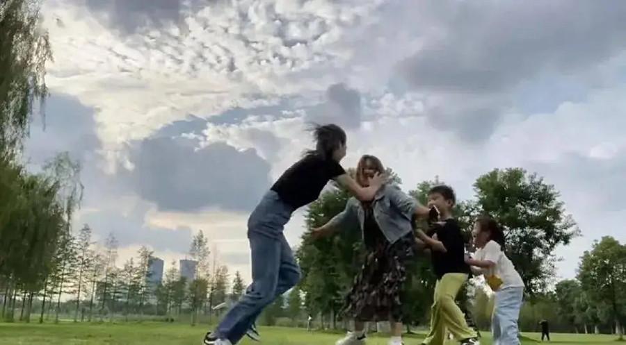 Hai mẹ đơn thân rủ nhau sống chung Gia đình 4 người hạnh phúc vô cùng-3