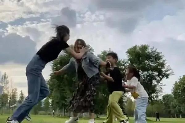 Mẹ tìm nghìn cách lạ nuôi con tự kỷ: Ru bằng xe máy, nói chuyện với gương-8