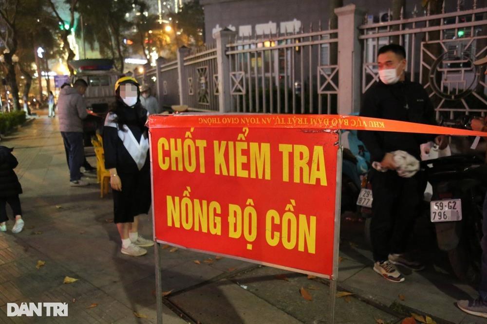 Hà Nội: Hàng loạt nữ tài xế bị kiểm tra nồng độ cồn đêm 8/3-1