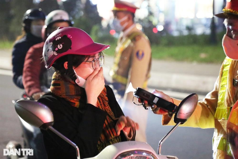 Hà Nội: Hàng loạt nữ tài xế bị kiểm tra nồng độ cồn đêm 8/3-2