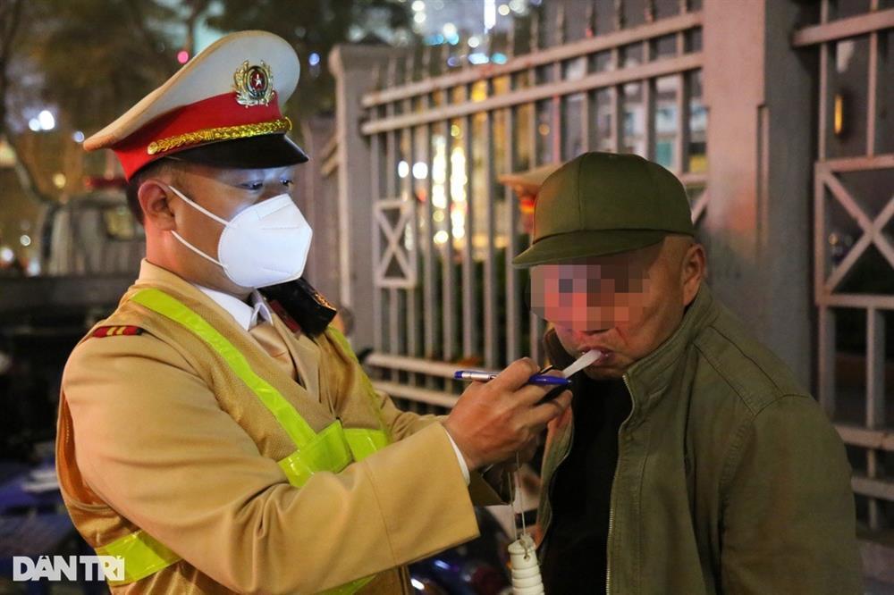 Hà Nội: Hàng loạt nữ tài xế bị kiểm tra nồng độ cồn đêm 8/3-3