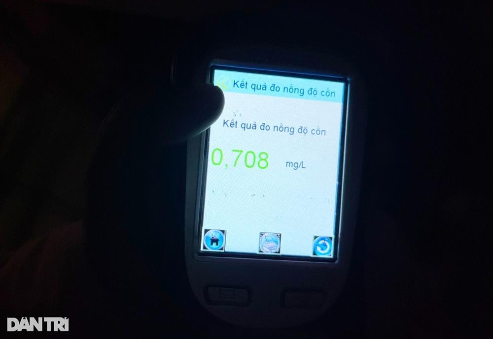 Hà Nội: Hàng loạt nữ tài xế bị kiểm tra nồng độ cồn đêm 8/3-4