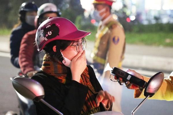 Vi phạm nồng độ cồn kịch khung, gây tai nạn, nữ tài xế bị phạt 35 triệu đồng-2