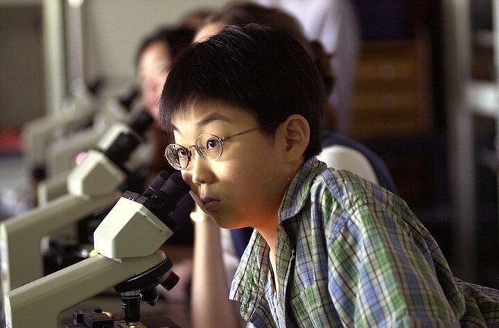 Thần đồng 13 tuổi đỗ trường y, 21 tuổi nhận bằng bác sĩ giờ ra sao?-1