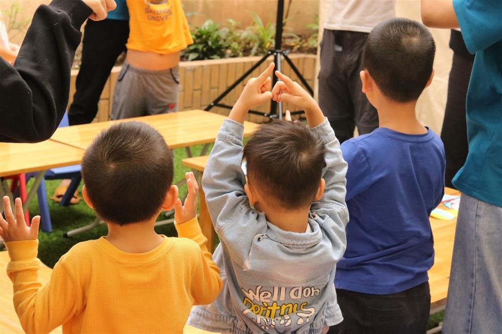 Mẹ tìm nghìn cách lạ nuôi con tự kỷ: Ru bằng xe máy, nói chuyện với gương-1