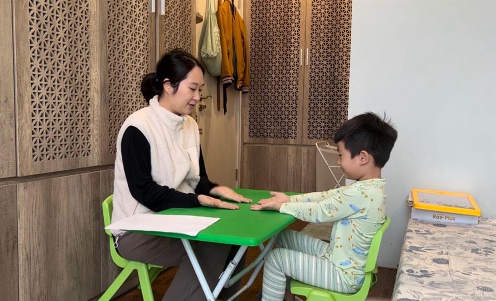 Mẹ tìm nghìn cách lạ nuôi con tự kỷ: Ru bằng xe máy, nói chuyện với gương-5