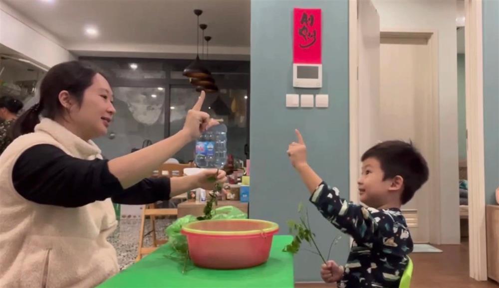 Mẹ tìm nghìn cách lạ nuôi con tự kỷ: Ru bằng xe máy, nói chuyện với gương-6