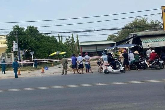 Người đàn ông chém chết vợ cũ giữa đường rồi đến công an đầu thú