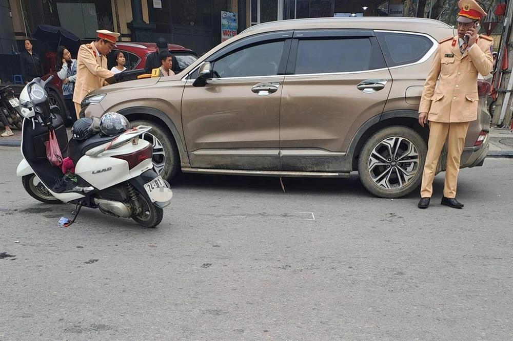 Người ngồi trên ô tô mở cửa xe bất cẩn khiến một phụ nữ tử vong-1