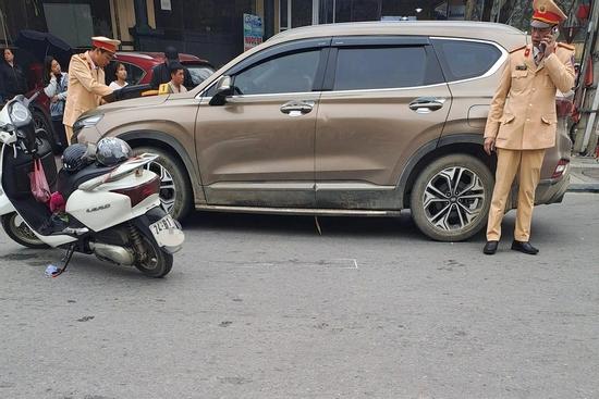 Người ngồi trên ô tô mở cửa xe bất cẩn khiến một phụ nữ tử vong