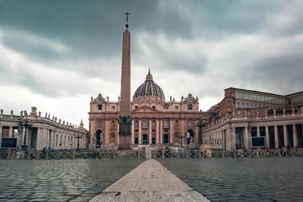 Trẻ đu vào hiện vật ở Bảo tàng Lịch sử Quân sự Việt Nam-5