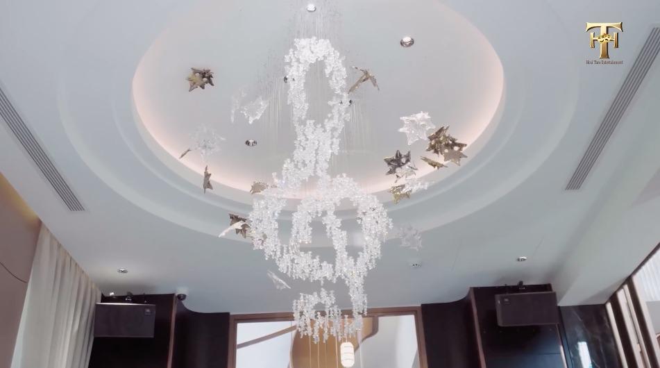 Sau 2 thập kỷ gắn bó, vợ chồng Việt Hương đoàn tụ trong căn biệt thự 300 tỷ đồng hoành tráng như cung điện-11