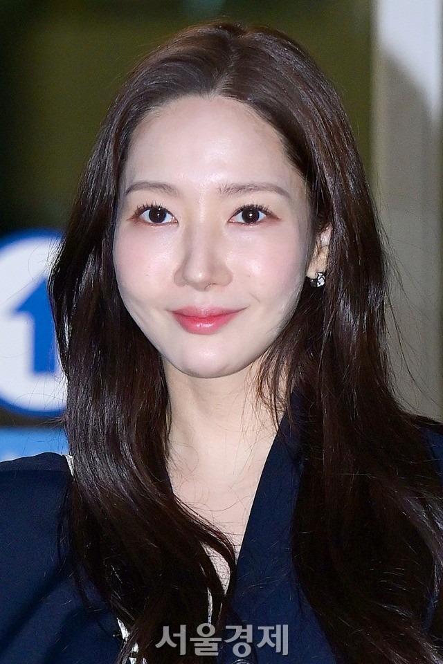 Dàn diễn viên hạng A Hàn Quốc đổ bộ sân bay đến Nha Trang-4