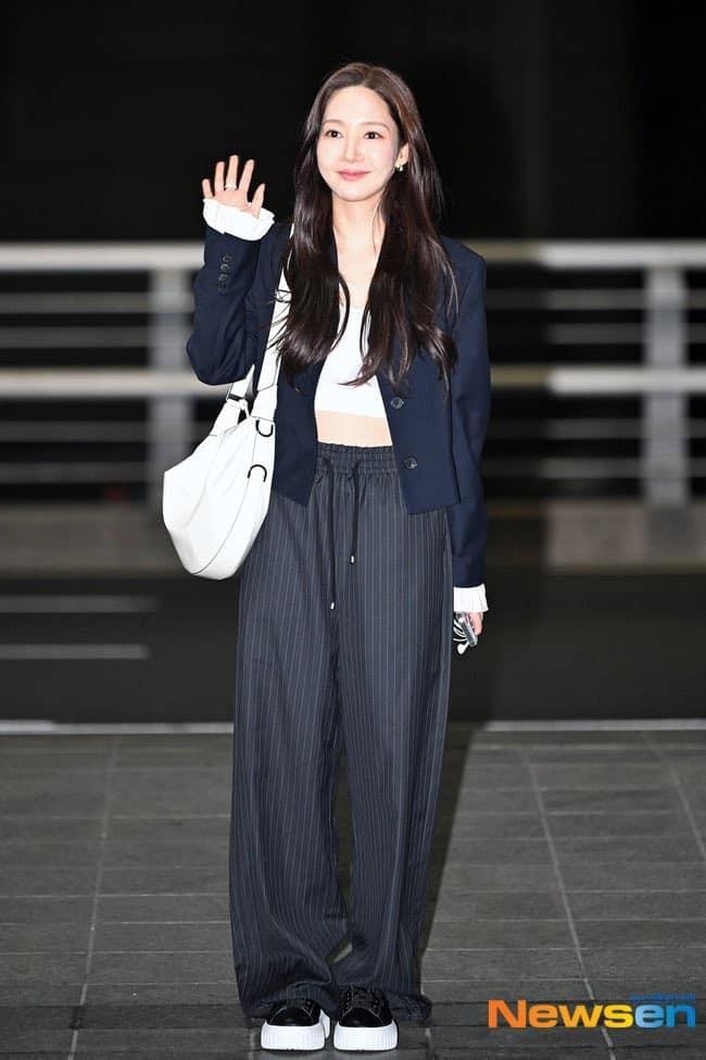 Dàn diễn viên hạng A Hàn Quốc đổ bộ sân bay đến Nha Trang-5