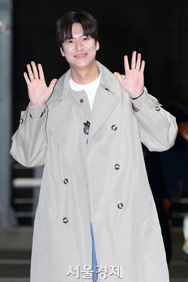 Dàn diễn viên hạng A Hàn Quốc đổ bộ sân bay đến Nha Trang-7