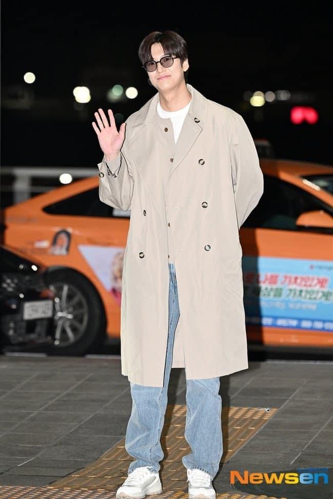 Dàn diễn viên hạng A Hàn Quốc đổ bộ sân bay đến Nha Trang-10