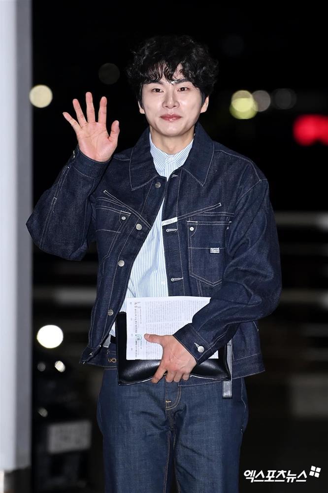 Dàn diễn viên hạng A Hàn Quốc đổ bộ sân bay đến Nha Trang-11