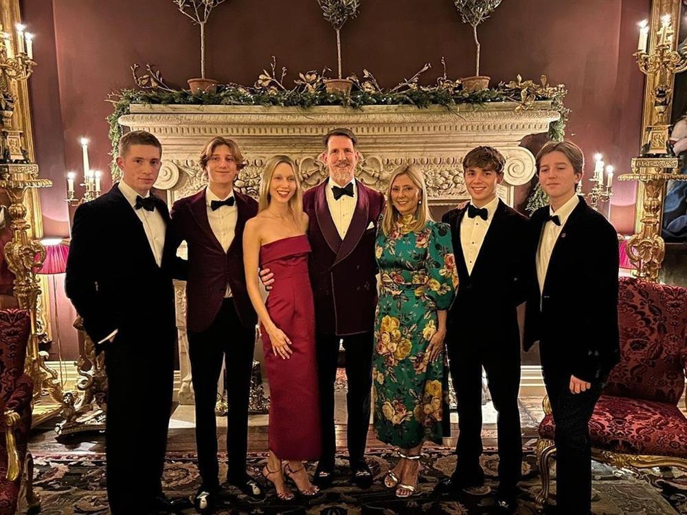 5 chị em ruột nổi tiếng vì có ông nội làm vua, ông ngoại là tỷ phú-1