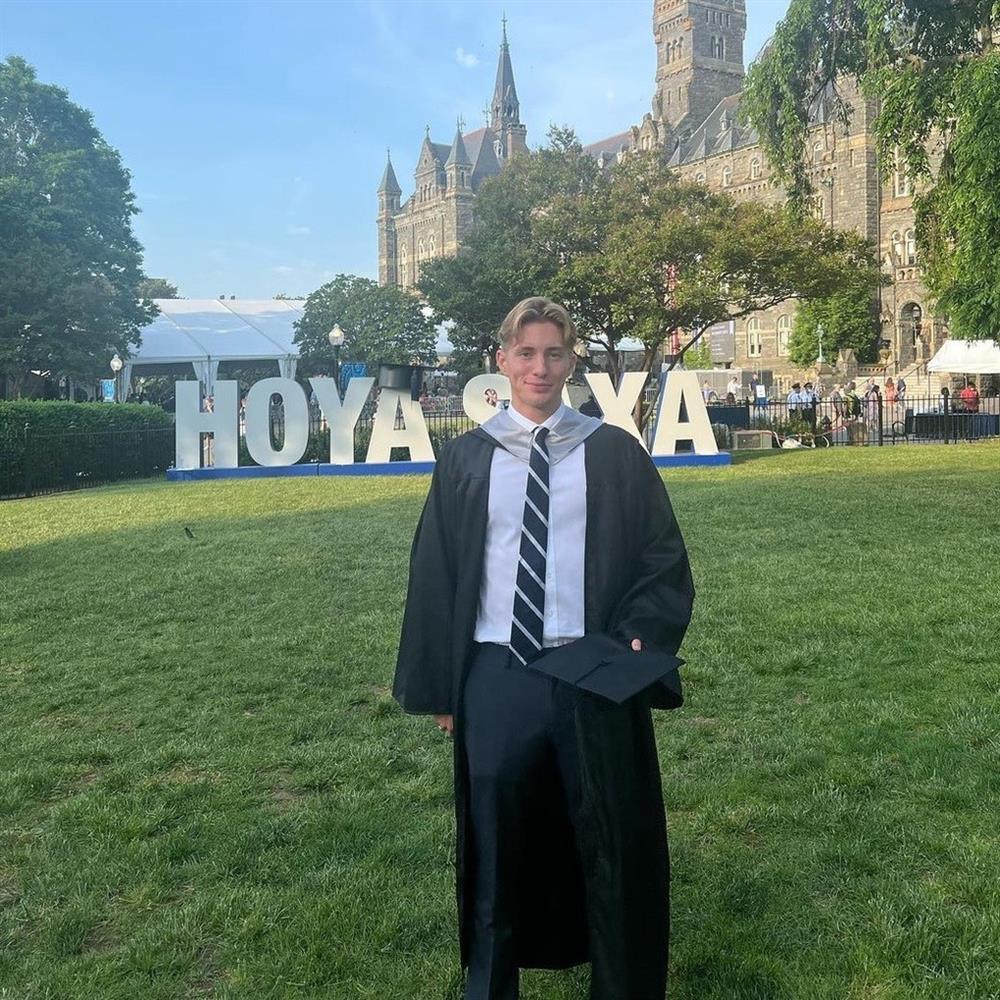 5 chị em ruột nổi tiếng vì có ông nội làm vua, ông ngoại là tỷ phú-4