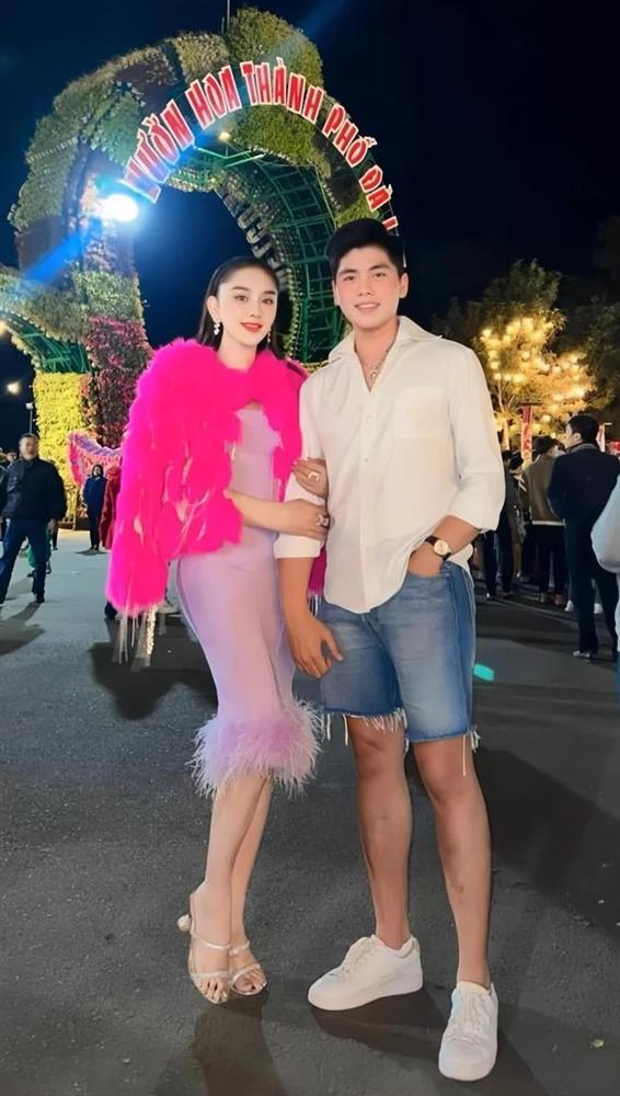 Lâm Khánh Chi và trợ lý kém 21 tuổi cực tình khi đi du lịch cùng nhau, dân tình khẳng định 1 việc?-1