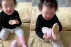 Bé gái 2 tuổi lần đầu tự đeo chân giả khiến hàng chục ngàn người xúc động