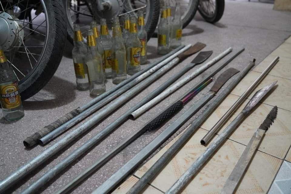 Hàng chục thanh thiếu niên mang hung khí đi giải quyết mâu thuẫn ở Hà Giang-2