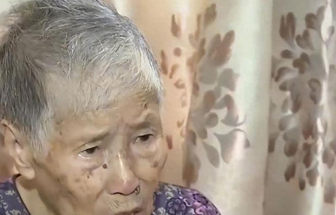55 tuổi 3 lần ly hôn, người phụ nữ vẫn phải nhờ mẹ 95 tuổi giặt đồ, nấu cơm-2