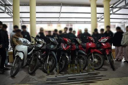 Hàng chục thanh thiếu niên mang hung khí đi giải quyết mâu thuẫn ở Hà Giang