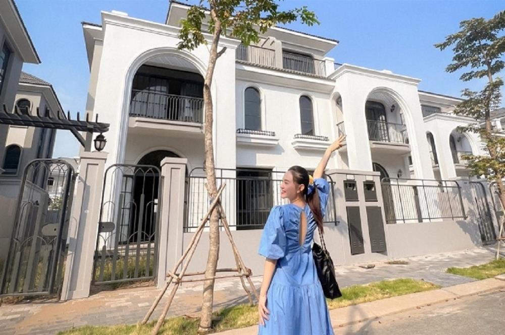 Ở biệt thự 20 tỷ, thay xe như thay áo, nữ ca sĩ Một Vòng Trái Đất giàu cỡ nào?-1