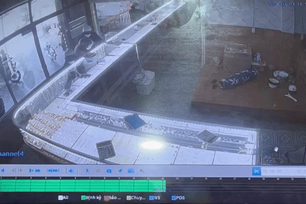 4 kẻ cướp tiệm vàng ở Bình Dương tham gia nhóm vỡ nợ làm liều-2