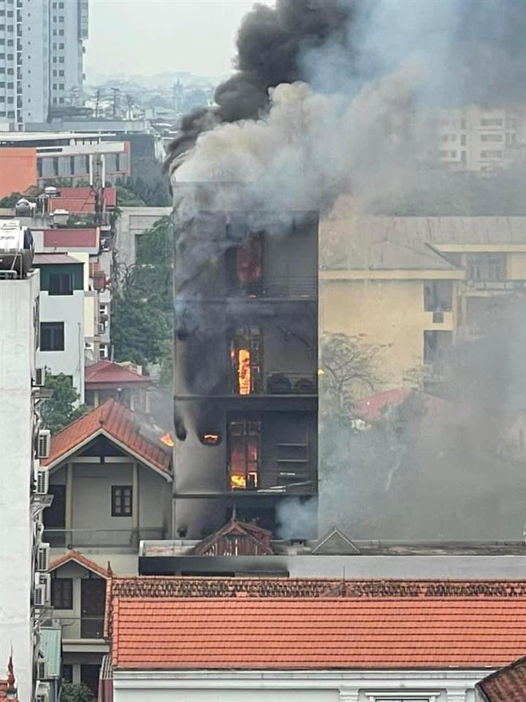 Hà Nội: Cháy lớn cơ sở kinh doanh, lửa lan sang 4 ngôi nhà-1