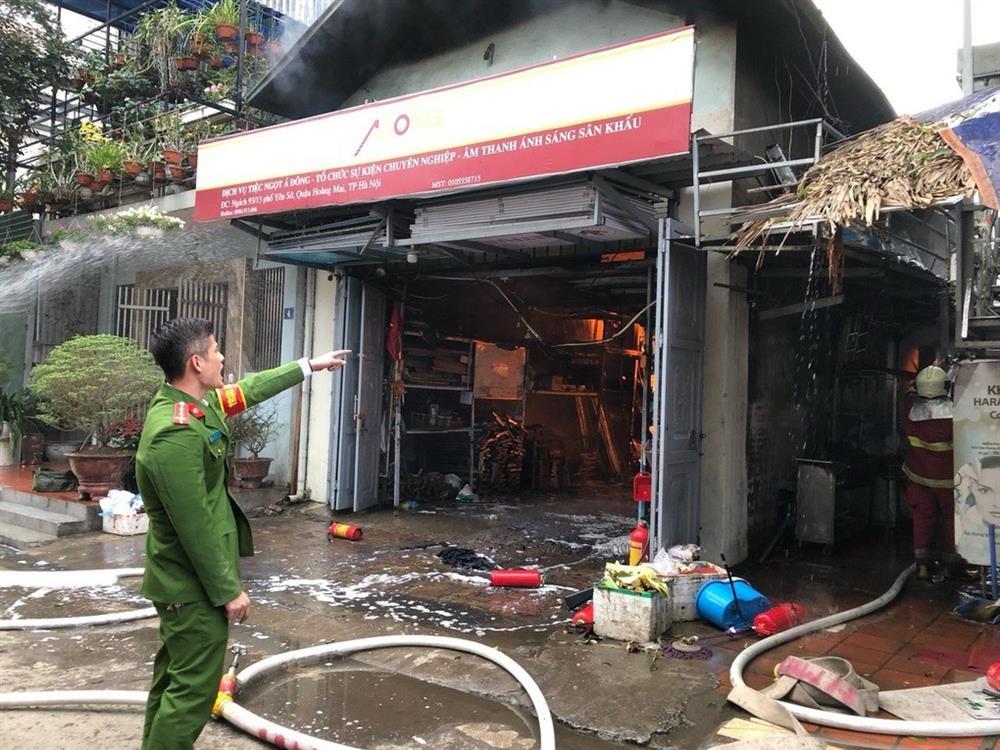 Hà Nội: Cháy lớn cơ sở kinh doanh, lửa lan sang 4 ngôi nhà-2