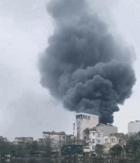 Hà Nội: Cháy lớn cơ sở kinh doanh, lửa lan sang 4 ngôi nhà-3