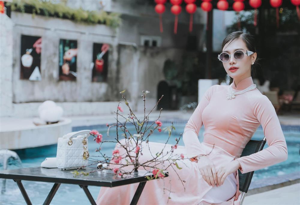 Nữ MC quê Nghệ An có gu mặc tôn đường cong, hot nhất là loạt ảnh diện monokini cut-out-3