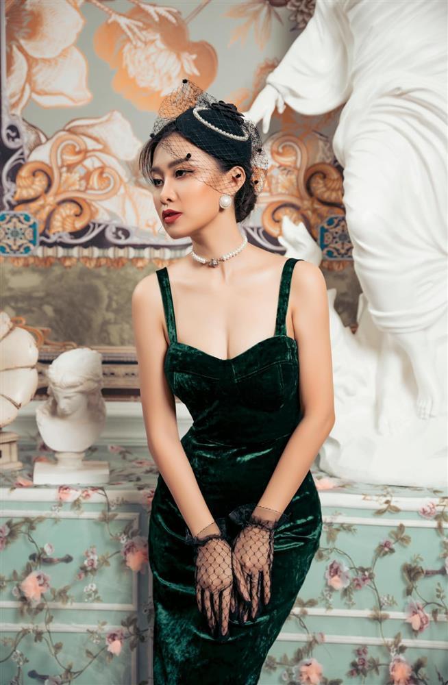 Nữ MC quê Nghệ An có gu mặc tôn đường cong, hot nhất là loạt ảnh diện monokini cut-out-4